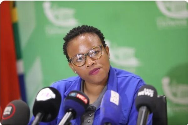 Tshwane Mayor Nasiphi Moya addressing the media